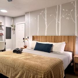 Set on peaceful 5 acres, 5 min from town, Private Building, Level 2 EV Charger，位于布卢明顿的酒店