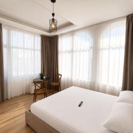Hotel Danja，位于Laç的酒店