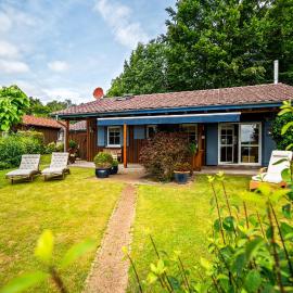 Ferienhaus Kathi - Ihre Auszeit direkt am See in Jabel，位于Jabel的酒店