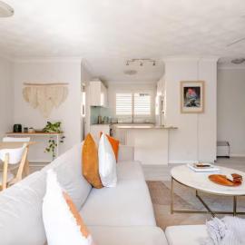 Lovley sunlit apartment walking distance to Cronulla mall and Cronulla Beach，位于克罗纳拉的酒店