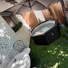 Modern suite with jacuzzi，位于土伦的酒店