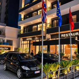 Golden Nina Hotel，位于伏罗拉的酒店
