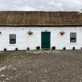 Anne’s Thatched Cottage，位于Kilcar的酒店