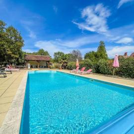Gite La Vigne, avec piscine & jacuzzi-15 pers，位于马尔泰勒的酒店