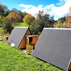 Biološki glamping po metodi Rudolfa Steinerja, Bio kmetija Ropret Stegne & Center za naravno otroštvo in družino，位于Šmartno na Pohorju的酒店