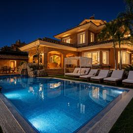 Alameda Villa - Luxury SPA, Pool, Golf and Gym，位于洛尔卡的酒店