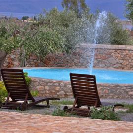 VILLA IN THE OLIVE TREES Galaxidi，位于加拉希德松的酒店