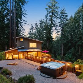 Redwood Oasis - Luxe Santa Cruz Cabin w/ Hot Tub，位于Ben Lomond的酒店