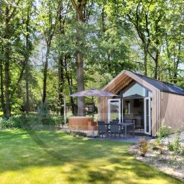 Tiny House 10 Met Hottub，位于Wenum的酒店