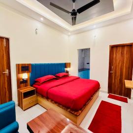 Luxurious OB homestay，位于Jhājra的酒店