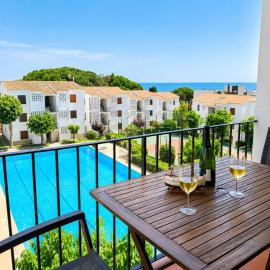 Apartamento en Calella de Palafrugell con vistas al mar, piscina y terraza，位于卡莱利亚德帕拉弗鲁赫尔的酒店