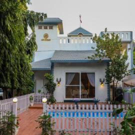 The AnuGrah- A Luxury Home Away Villa with Swimming Pool，位于Bahora的酒店