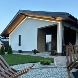 Riverside - vacation house with a sauna, hot tub, and BBQ，位于Teterivka的酒店