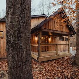 Pine Creek Cabins & Camping Resort，位于South Bloomingville的酒店
