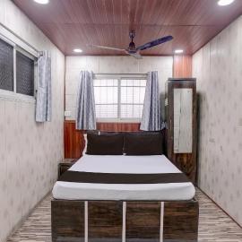 Hotel Garden Lodging And Boarding，位于Ulhasnagar的酒店
