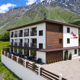 Alpine Lounge Boutique Hotel，位于卡兹贝吉的酒店