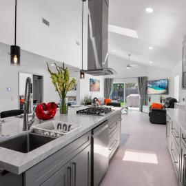 Luxury New Build Bright 2BR 2BA Large Backyard，位于米申维耶霍的酒店