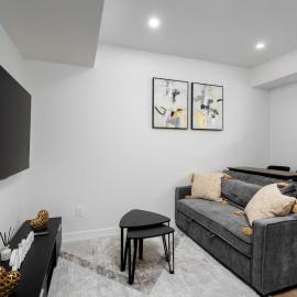 Modern 2 BR Basement Suite in Northwest Calgary，位于Calgary的酒店