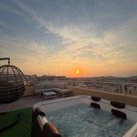 Penthouse with Jacuzzi -Sannat，位于萨奈特的酒店