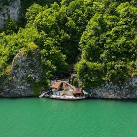 Vikendica Kruna Zvorničko Jezero，位于兹沃尔尼克的酒店
