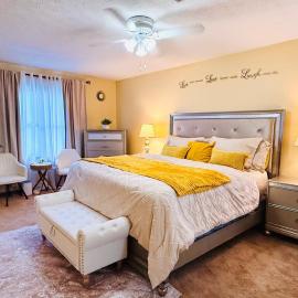 Large 3BR Home for Families and Work Stays With Fast WIFI，位于德卢斯的酒店