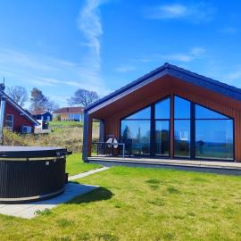 Sea View House with Sauna & Hot Tub for 8，位于Augustenborg的酒店