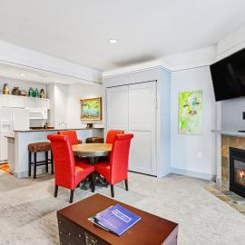 Cozy Lodge Suite 258 in Bay Harbor, MI—ideal for couples seeking a relaxing getaway.,位于佩托斯基的酒店