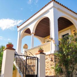 Picturesque Villa in Limnos + Enclosed Garden + Sea View，位于利姆诺斯的酒店
