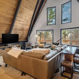 Camp Smores- Modern A-Frame with Pool，位于Newfield的酒店