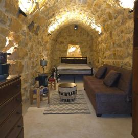 Eagles Nest Guesthouse- Garden Lily House，位于拜特龙的酒店