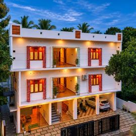 De Waves Varkala by VOYE HOMES - Just 1 Km from Varkala Cliff and Beach，位于瓦尔卡拉的酒店
