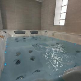 Maison hyper centre Jacuzzi，位于阿姆博斯的酒店