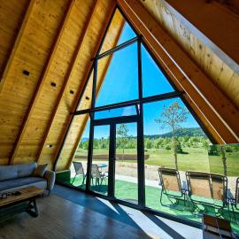 Wolf Ridge Mountain Cabin Montenegro，位于普卢日内的酒店