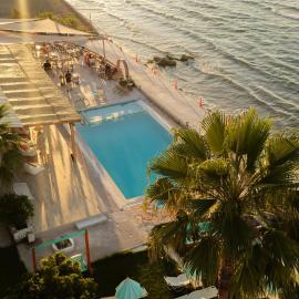 Agoulos Beach Hotel，位于阿凯松的酒店