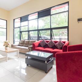 RedDoorz Near Alun Alun Slawi，位于Procot的酒店