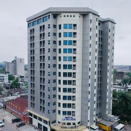 Hotel La Falaise Bonapriso，位于杜阿拉的酒店