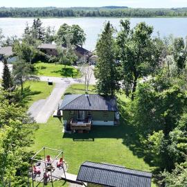 Kawartha Cottage | Canal Lake，位于Carden的酒店