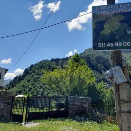 Adishi Zhora Kaldani Guest House，位于Adishi的酒店