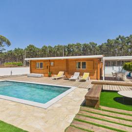 Wooden Bungalow AC w/ Pool & Garden - Caparica | By Airnest，位于沙尔内卡的酒店