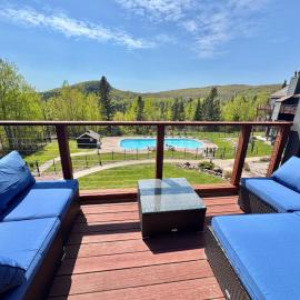 Lutsen Mtn Ski in Ski out Pool Hot Tub Fire Pit，位于卢森的酒店
