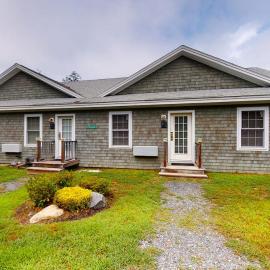Stylish Condo at Sheepscot Harbor Resort w/Free WiFi, River Views, & Balcony，位于Edgecomb的酒店
