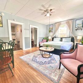 King Bed 2BR near the LaHave River and Trails，位于布里奇沃特的酒店