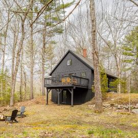 Renovated woodland home with lovely deck & firepit - minutes to Swan Lake，位于Swanville的酒店