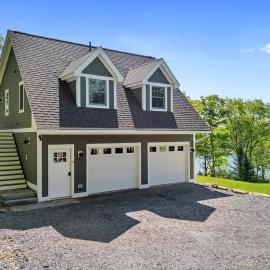 Charming coastal cottage with deck, grill, firepit, and jetted tub，位于Boothbay的酒店