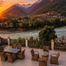 Hotel Hollywood Manali - Scenic River & Mountain View With Premium Rooms Near Mall Road，位于马拉里的酒店
