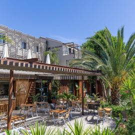 Hôtel les jardins du canal - piscine chauffée - solaire eco responsable - parking - garage - bornes électriques - accueil vélos - kids friendly，位于艾格-莫尔特的酒店
