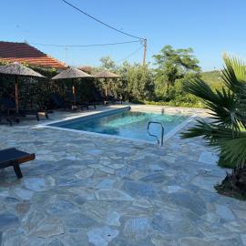 Tsagarakis Guesthouse & Pool, Xinovrissi Pelion，位于Xinóvrisi的酒店