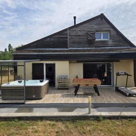 Jacuzzi, rivière et verger Escapade Normande，位于Authenay的酒店