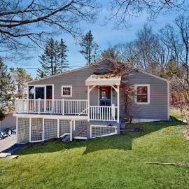 Dog-friendly river-view home with wood stove, deck, patio, dock, beach, grill，位于Boothbay的酒店