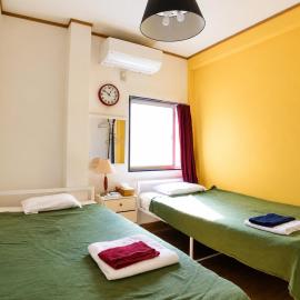 Guesthouse LuLuLu 無料朝食&夕食ｶﾚｰ付き ﾛｰｿﾝ隣 街まで電車8分，位于高知的酒店